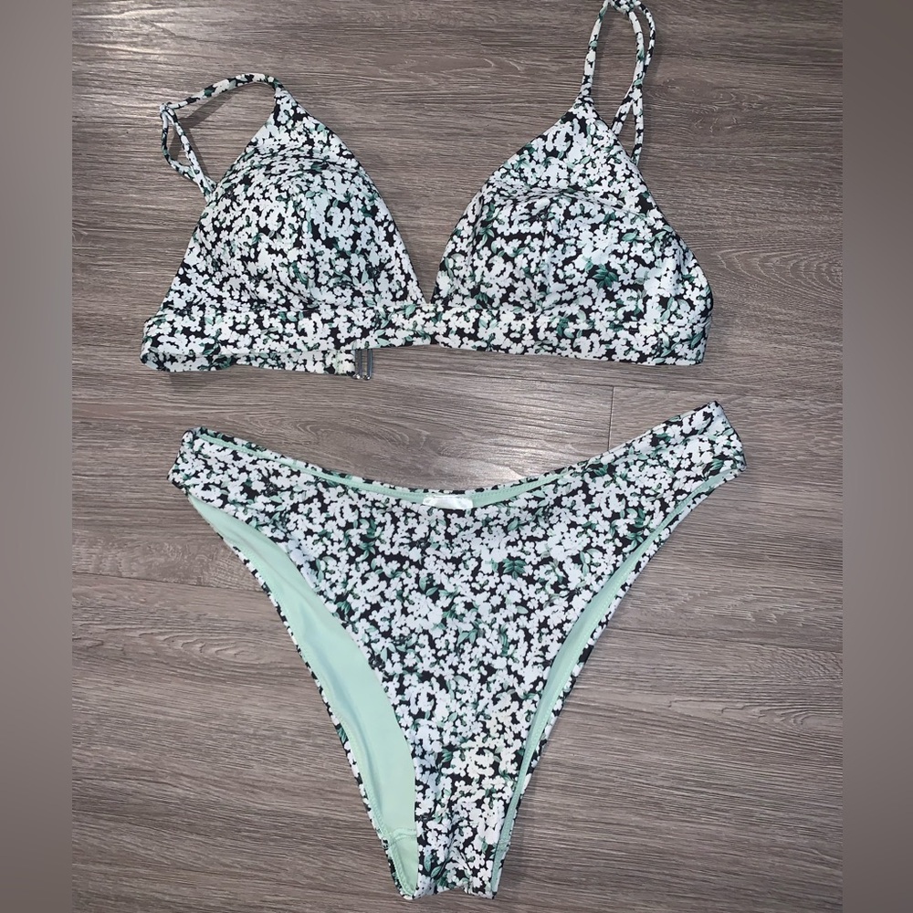 Women's | medium| black, green and white floral | swimsuit 🌞